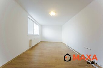 PREDANÉ Trojizbový veľkometrážny byt s terasou, v meste Prie - 11