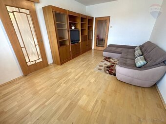 Na predaj 3-izbový byt s loggiou a krásnym výhľadom v Karlov - 11