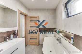 Moderný 5-izbový rodinný dom s bazénom, altánkom a záhradou  - 11