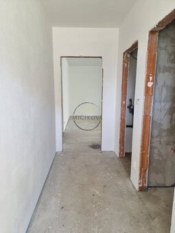 Skolaudovaná novostavba rodinného domu v obci Lúčnica nad Ži - 11