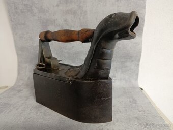 Obrovská komínová velmi stará sbírková žehlička - 11