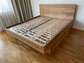 Masívna dubová posteľ s úložným priestorom - 11