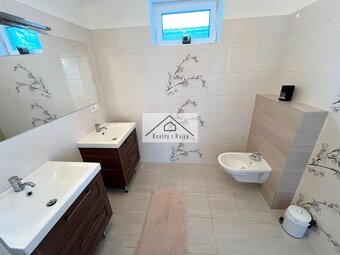 Nádherný 6-izbový rodinný dom s garážou v centre obce Levél - 11