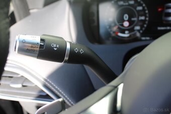 Jaguar XE 2.0D I4 R-Dyn SE AWD AT - 11