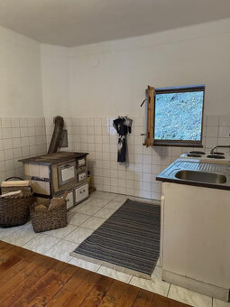 VKUSNE REKONŠTRUOVANÁ S CITOM ZARIADENÁ SLNKOM ZALIATA CHATA - 11