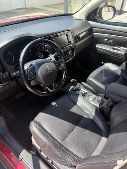 Mitsubishi Outlander SUV - 11