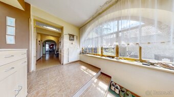 Priestranný rodinný dom s vlastnou garážou, terasou a tromi - 11