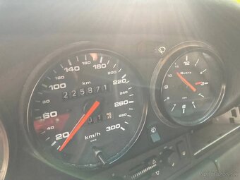 Porsche 911 Carrera 4 z roku 1990 - 11