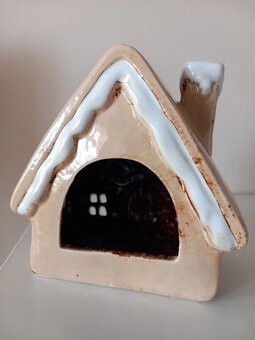 Keramická zasnežená béžová chalúpka 16x16x9,5 cm - 11