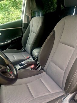 Hyundai i30 hatchback 1.4 diesel 66kw 2013 2014 šedá metalíz - 11