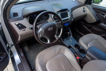 Hyundai ix35 2.0 CRDi VGT Premium 4x4 A/T Strieborná - 11