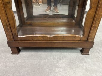 Rohová vitrína v Biedermeier štýle - 11