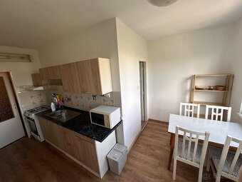 🏡 Priestranný 4-izbový byt v Ružinove ideálny pre študentov - 11
