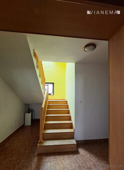 Dvojpodlažný 7 izbový rodinný dom s bazénom - 11