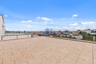 Nadštandardná 4- izbová terasová vila na Kolibe s krásnym vý - 11