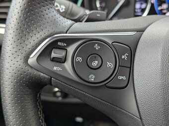 Opel Insignia GSi 4x4 2.0 Turbo - 11