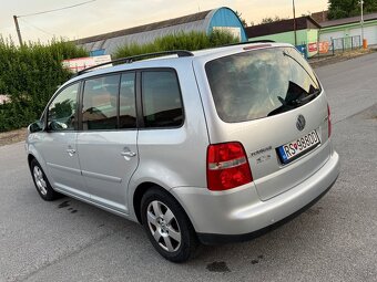 Volkswagen Touran 2.0FSI - 11