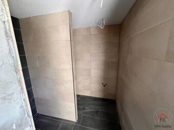 POKOJ A KOMFORT: Zrekonštruovaný, klimatizovaný dom s 1810 m - 11