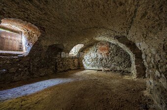 PREDAJ - investičná príležitosť - historocká budova Banská Š - 11