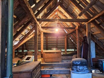 Malý domček, pokojná ulička, veľký pozemok a stodola - 11