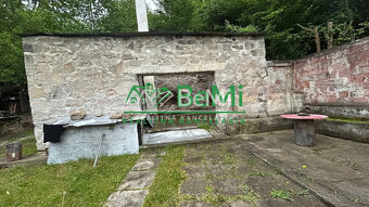 Čarovný pozemok s múrmi pôvodného domu, Sebedín - 11