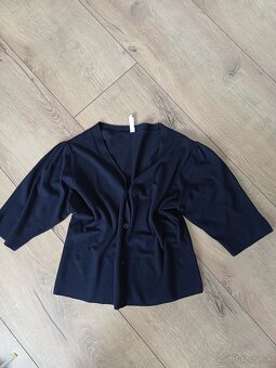 Dámsky tmavý kratší sveter - 11