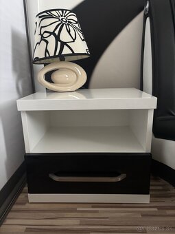 Posteľ, nočné stolíky, nočné lampy - 11