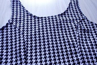 PeeKaBoo Čierno-biele vzorované šaty + crop top - 11