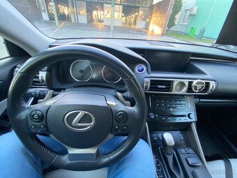 Lexus IS300h - 11