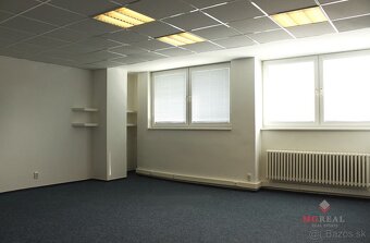 Kancelária 17m2, umývadlo, klíma, pláv. podlaha, zač. Petrža - 11