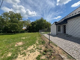Rodinný dom s krásnym slnečným pozemkom o výmere 950 m2 v Bá - 11