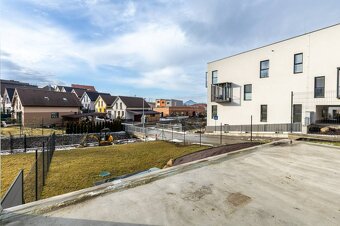 NA PREDAJ MODERNÝ 5i podpivničený RD s veľkou terasou Trnkov - 11