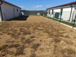 Založenie trávnika, úprava pozemkov spätnou frézou - 11