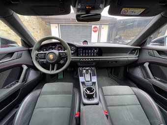 Porsche 911 Carrera 4 GTS - 11