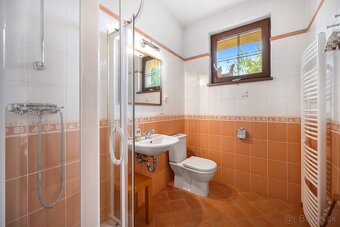 Priestranný 6-izbový rodinný dom s dvojgarážou a krásnou záh - 11