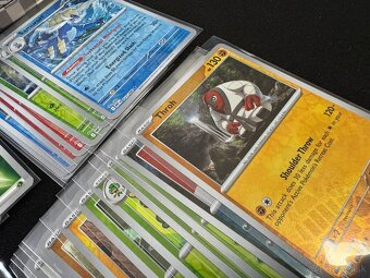 Pokemón PREM. balík A: 100ks kariet v obaloch s EX a darček - 11