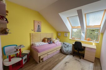 Krásny dom s bazénom, garážou a altánkom ZNÍŽENÁ CENA - 11