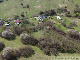 Veľký stavebný pozemok (1 ha) s vidieckym domom v tichej l - 11