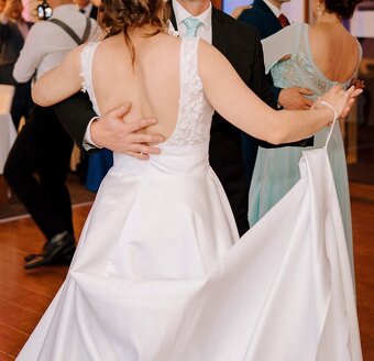 Saténové svadobné šaty zo salónu - 11