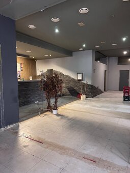 đ Na prenĂĄjom obchodnĂ© priestory â centrum VrĂștky - 11