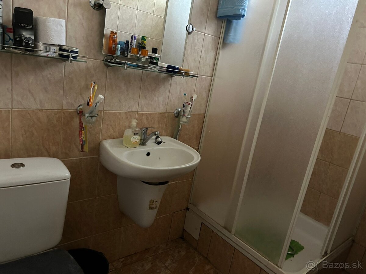 NA PREDAJ: Slnečný rodinný dom s veľkou záhradou v pokojnej - 12