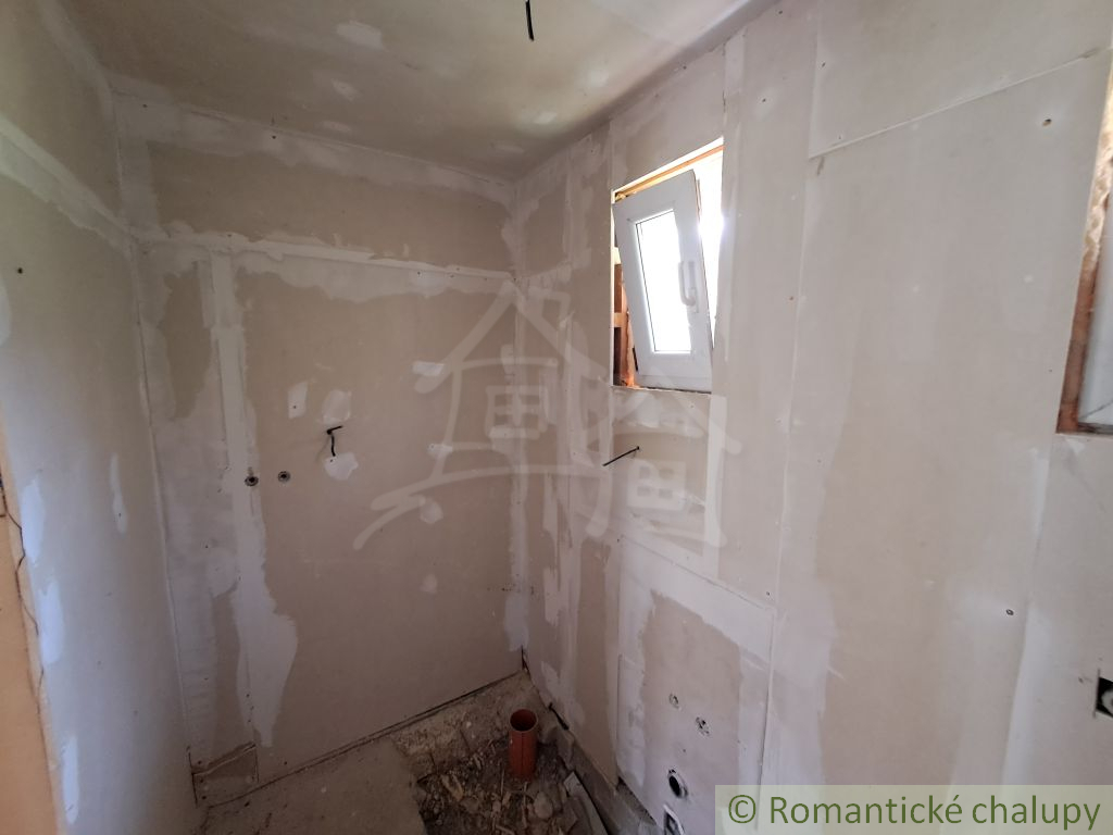 Rozostavaná chatka v rekreačnej oblasti Moravany nad Váhom - 12