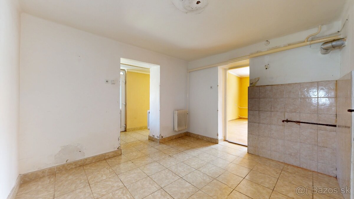 LIMITOVANÁ CENA - Starší rodinný dom so slnečným pozemkom - 12