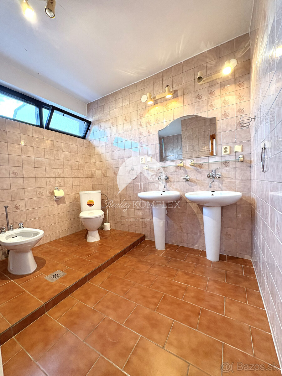 Reality KOMPLEX s.r.o. ponúka na PRENÁJOM 5 izbový rodinný d - 12