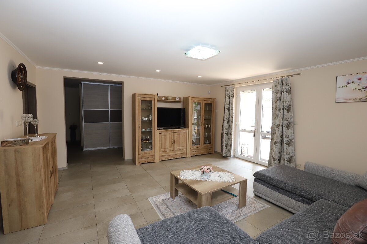 4 izbový rodinný dom so zariadením, pozemok 1174 m2 - 12