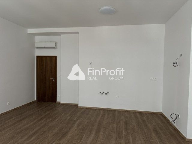 Kompletne zrekonštruovaný, klimatizovaný 4i byt na predaj - - 12