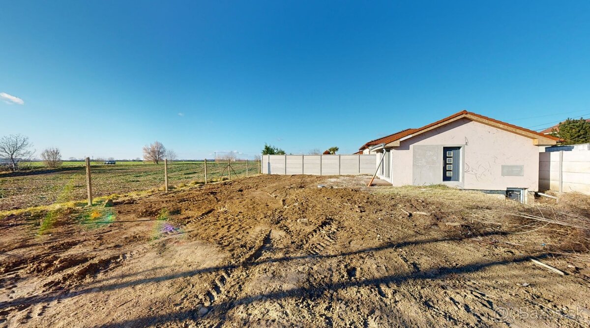 Stavebný pozemok so stavebným povolením s 2 - izbovým rodinn - 12