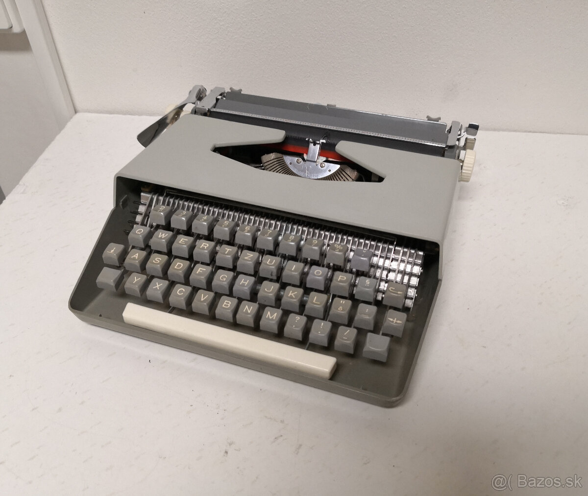 Písací stroj s koženým kufríkom - 12