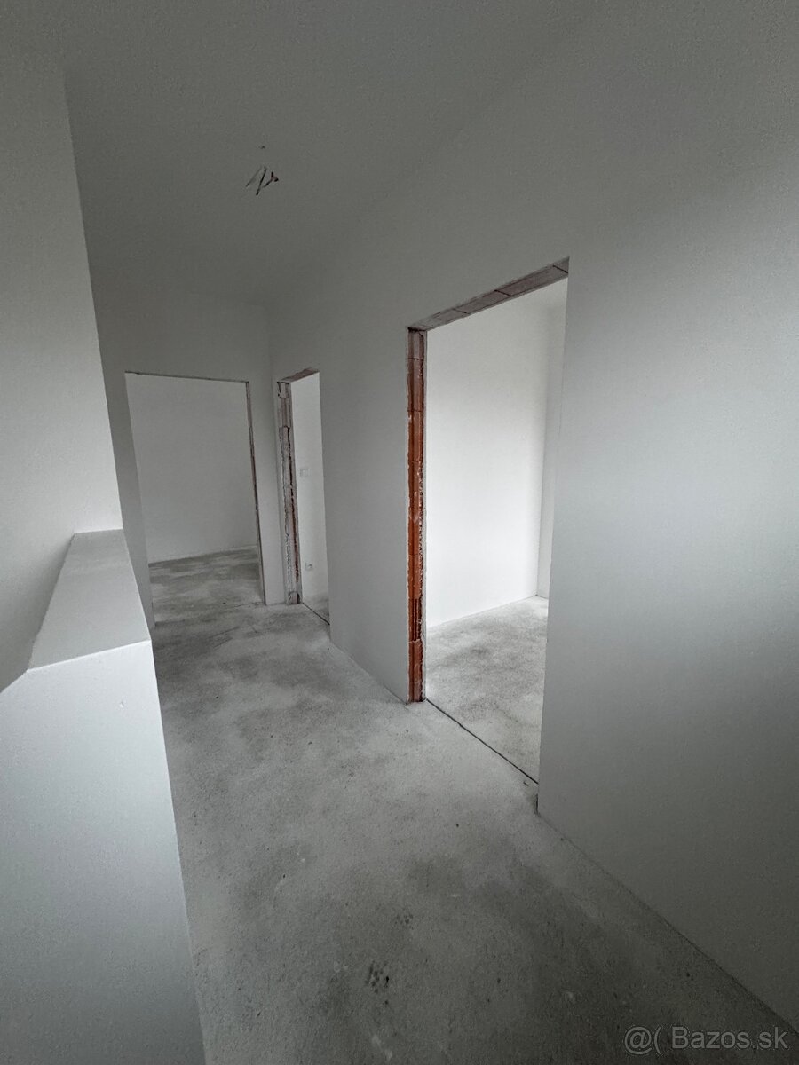 5i dom | pozemok 417m2 | 2x parking - 12