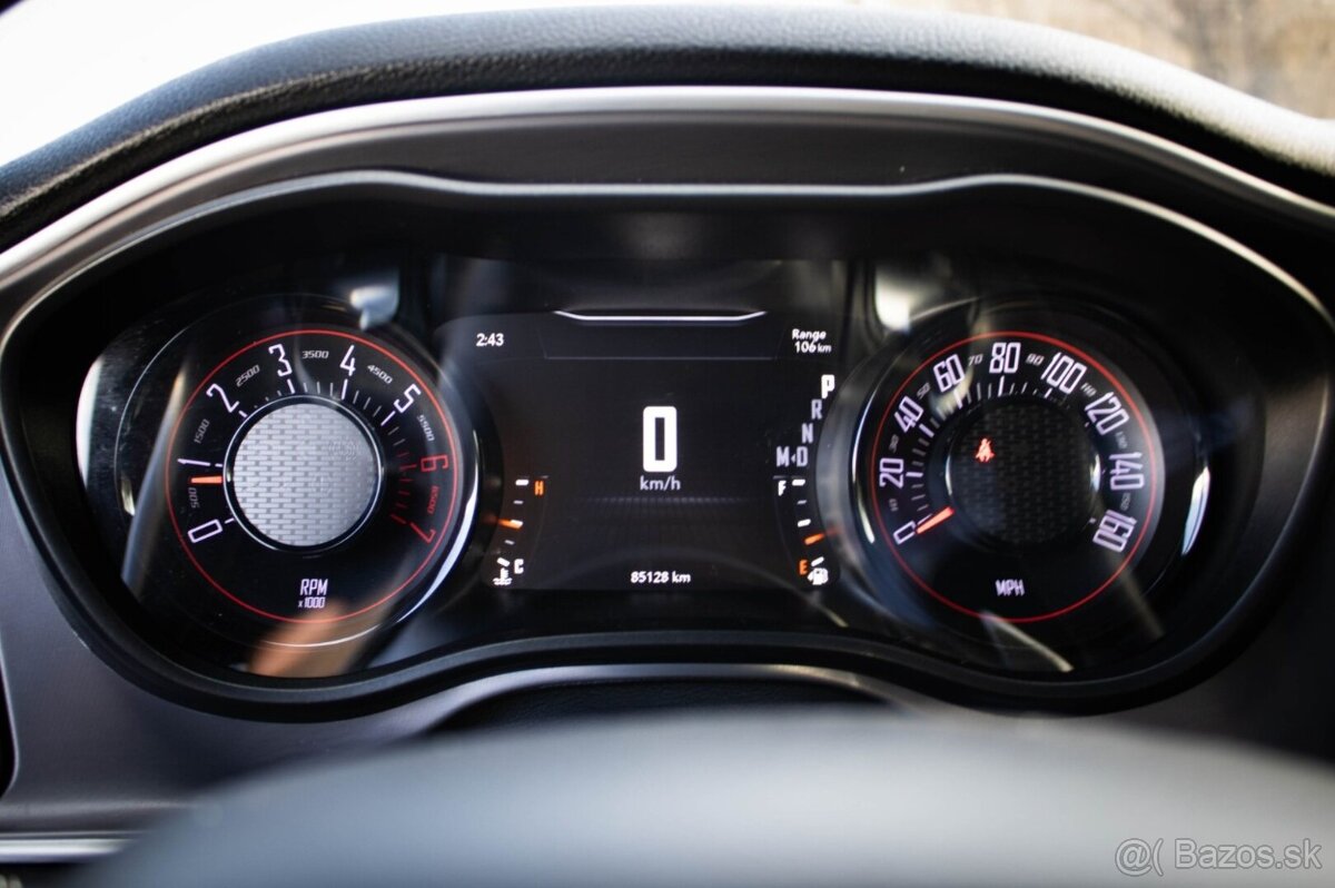 Dodge Challenger 5,7 HEMI RT - 12